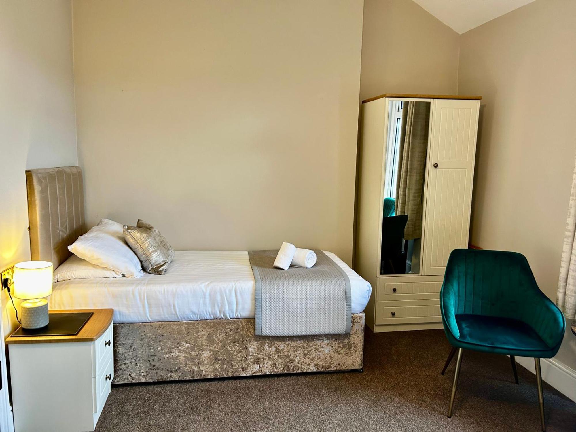 Hotel No5, Beachfront With Free Private Car Park Llandudno Bagian luar foto