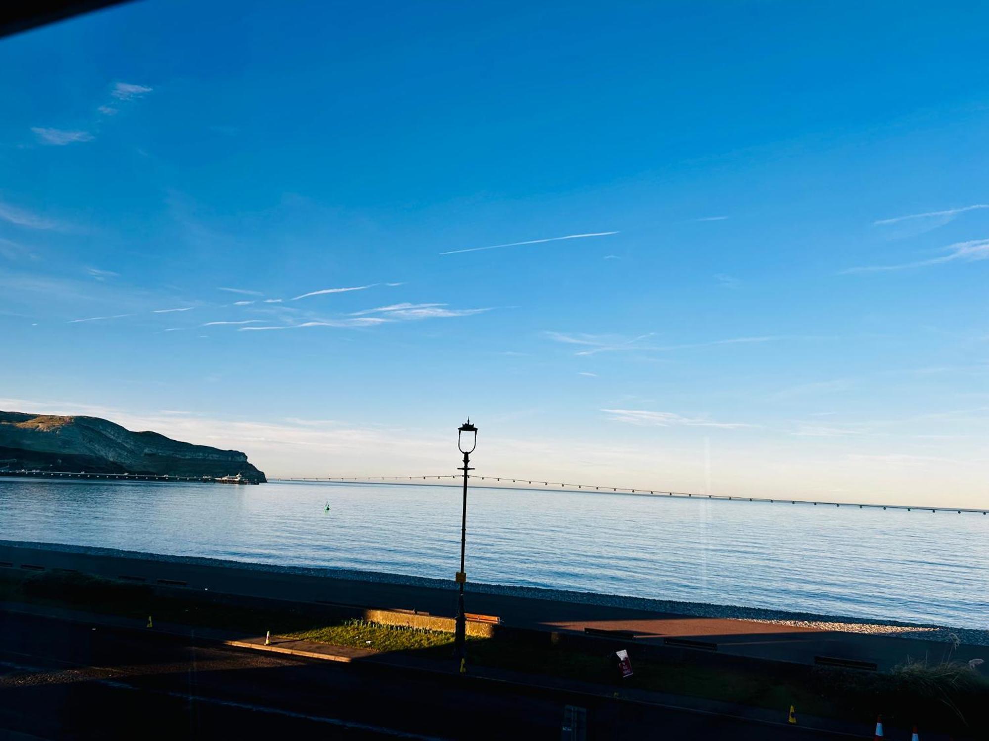 Hotel No5, Beachfront With Free Private Car Park Llandudno Bagian luar foto