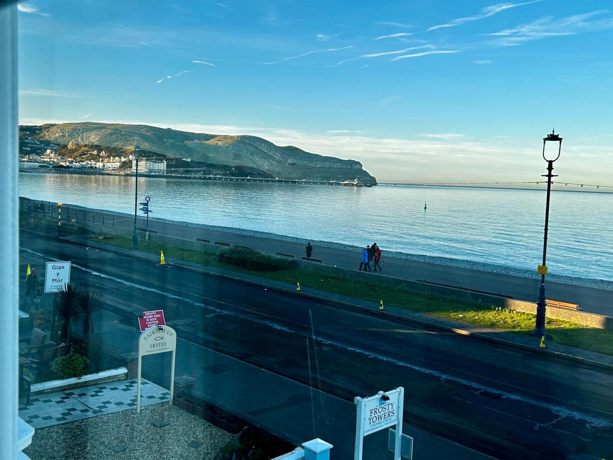 Hotel No5, Beachfront With Free Private Car Park Llandudno Bagian luar foto